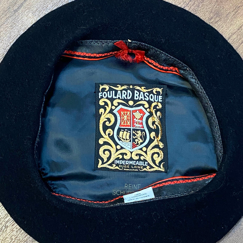 „Detailaufnahme vom Größenhinweis Größe 60 im schwarzen Vintage Barett mit Foulard Basque Label“