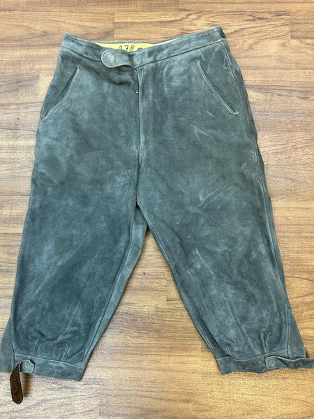 „Vintage Kniebundlederhose Herren Bergfreund grau Echtleder Vorderansicht“