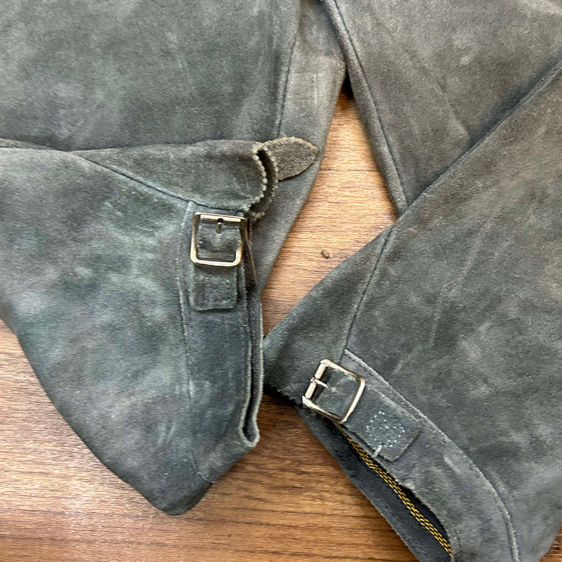 „Detail Vintage Lederhose Herren Schnallen Beinabschluss Trachtenstil“