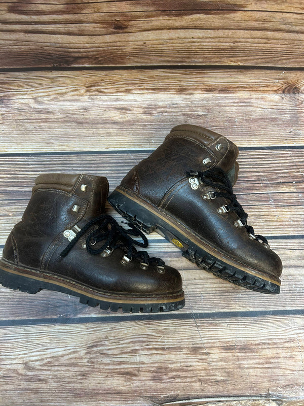 „Seitliche Ansicht der braunen Vintage-Wanderschuhe mit Profilsohle“