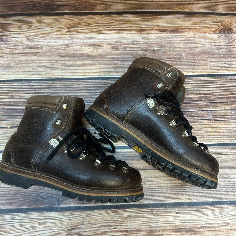 „Seitliche Ansicht der braunen Vintage-Wanderschuhe mit Profilsohle“