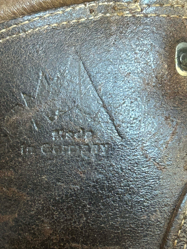 „Detail des geprägten Berg-Logos auf dem Lederschaft der Retro-Bergsteigerstiefel“