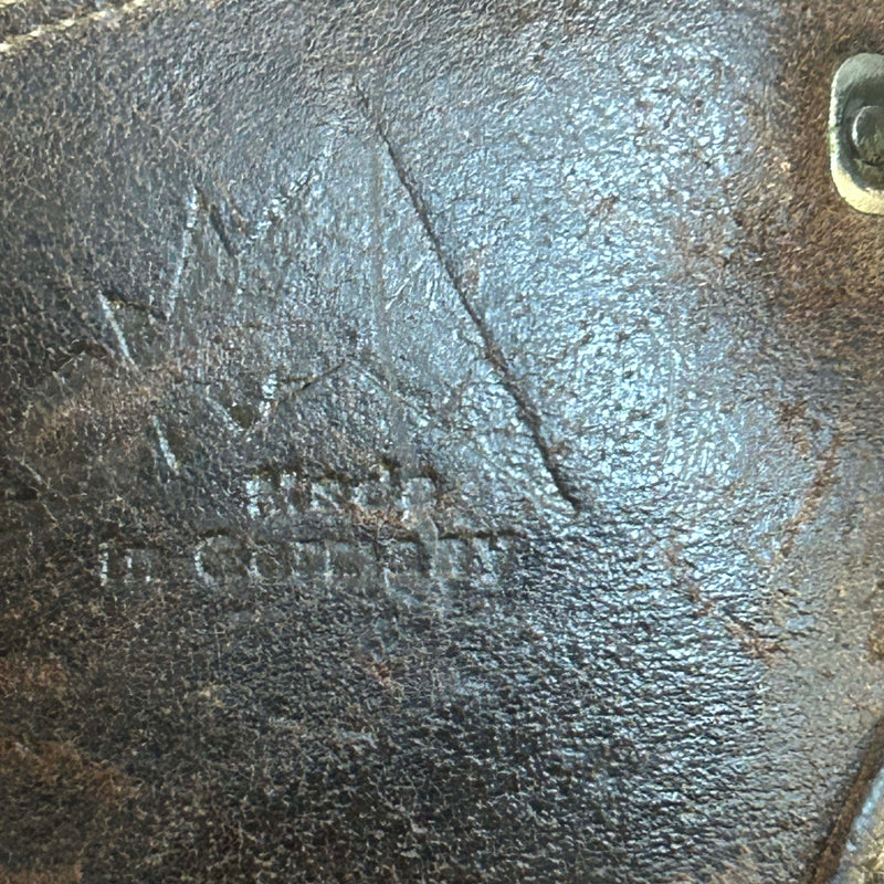„Detail des geprägten Berg-Logos auf dem Lederschaft der Retro-Bergsteigerstiefel“