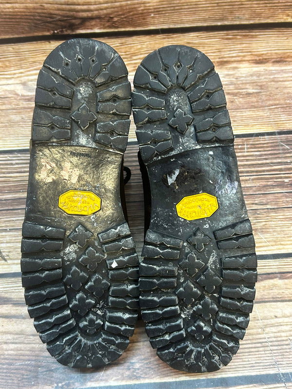 „Vibram Montagna Gummisohle an braunen 1970er Vintage-Bergstiefeln“