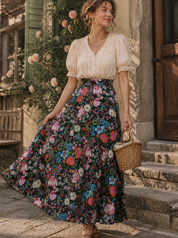 „Vintage Blumen Maxirock auf Model im Boho Look mit Bluse und Korbtasche in nostalgischer Outdoor Kulisse“