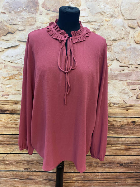 „Vintage Bluse burgunderrot mit Rüschenkragen und Kordelzug Größe 44 Frontansicht“