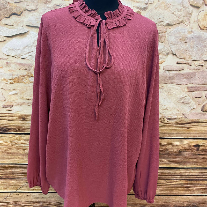 „Vintage Bluse burgunderrot mit Rüschenkragen und Kordelzug Größe 44 Frontansicht“