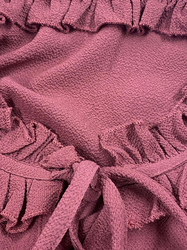 „Detailaufnahme Rüschenkragen Vintage Bluse burgunderrot mit Kordelzug“