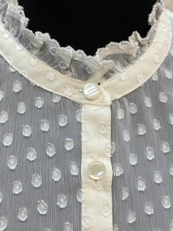 Vintage Bluse Damen creme mit Rüschenkragen & Tupfenstruktur – Größe 36, Ansicht 2