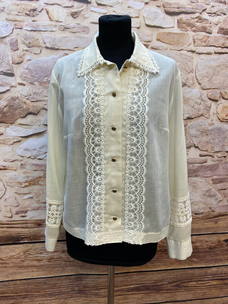 „Vintage Bluse Damen in Creme mit Spitze, goldfarbenen Knöpfen und romantischem 70er Jahre Stil“