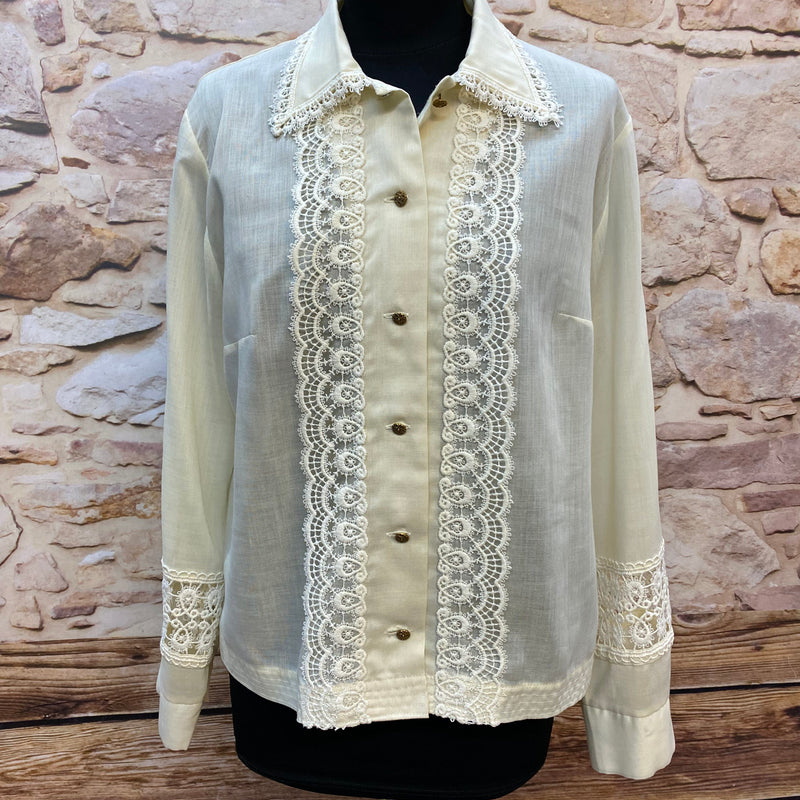 „Vintage Bluse Damen in Creme mit Spitze, goldfarbenen Knöpfen und romantischem 70er Jahre Stil“