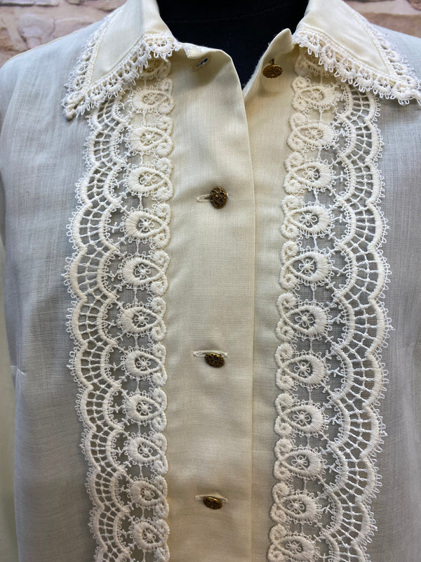 „Cremefarbene Damenbluse Vintage mit Spitzenkragen, Spitzenborten und langen Ärmeln“