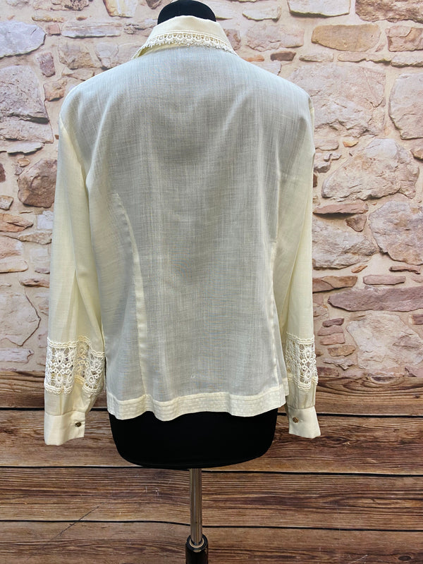 „Rückansicht einer cremefarbenen Vintage Bluse Damen mit feinem leicht transparentem Stoff“