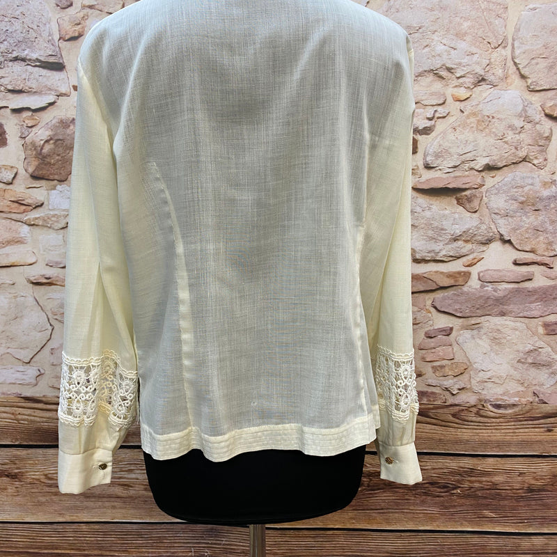 „Rückansicht einer cremefarbenen Vintage Bluse Damen mit feinem leicht transparentem Stoff“