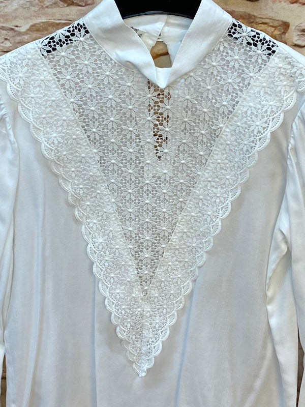 „Detailaufnahme Spitzenbesatz Vintage Bluse elegant weiß“
