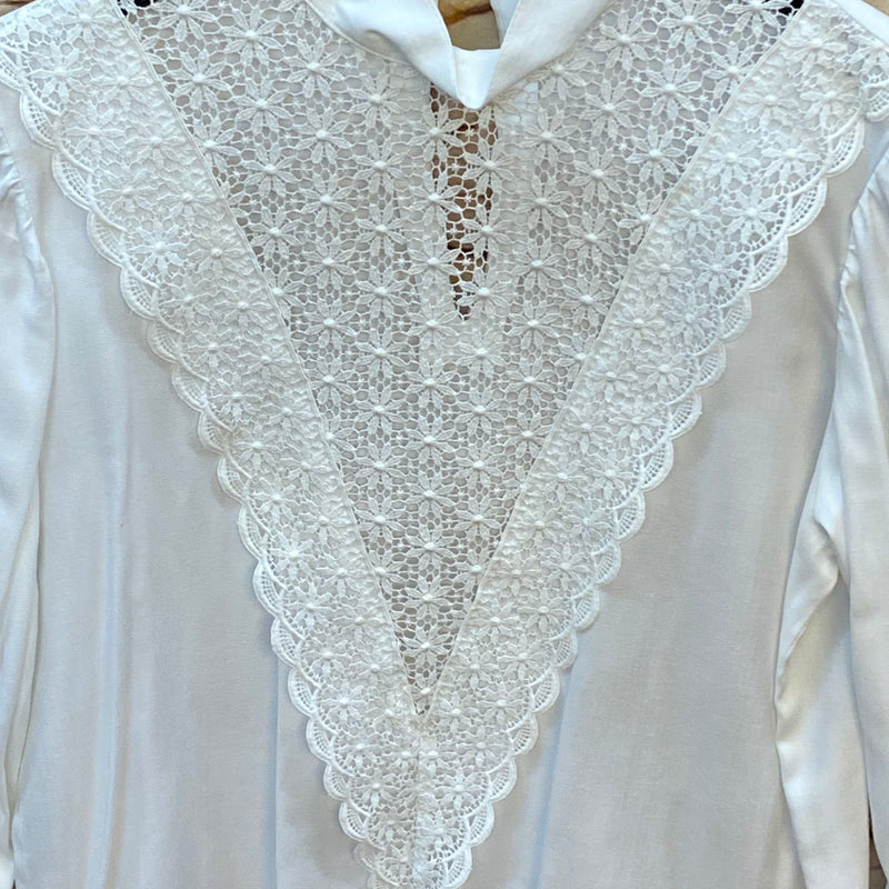 „Detailaufnahme Spitzenbesatz Vintage Bluse elegant weiß“
