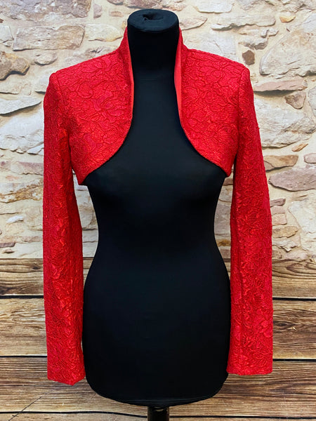 „Rote Vintage Bolerojacke aus Spitze von vorne, kurze Damenjacke“