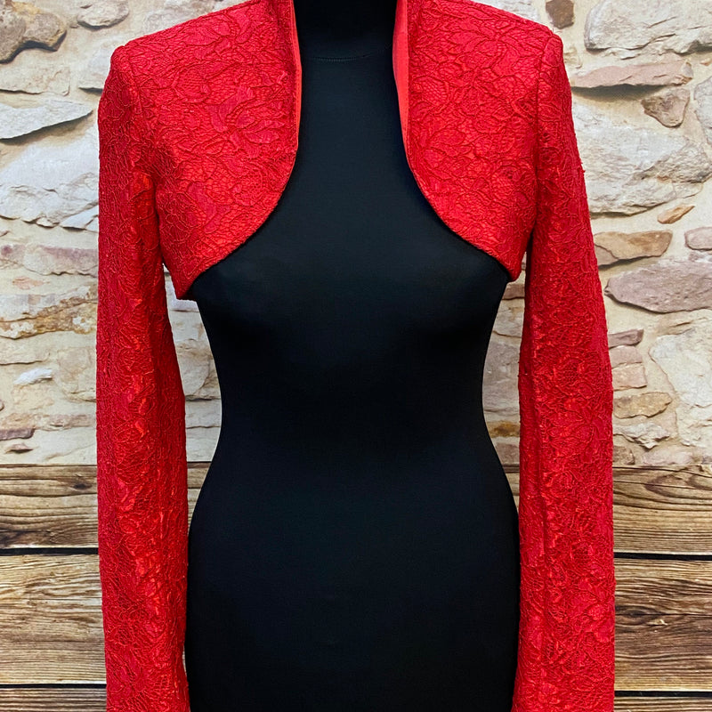 „Rote Vintage Bolerojacke aus Spitze von vorne, kurze Damenjacke“