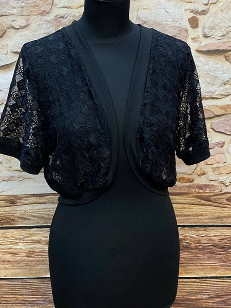 „Vintage schwarzer Spitzen Bolero Damen elegant kurze Jacke mit floralem Muster Vorderansicht“