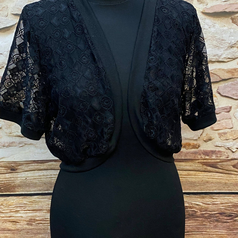 „Vintage schwarzer Spitzen Bolero Damen elegant kurze Jacke mit floralem Muster Vorderansicht“