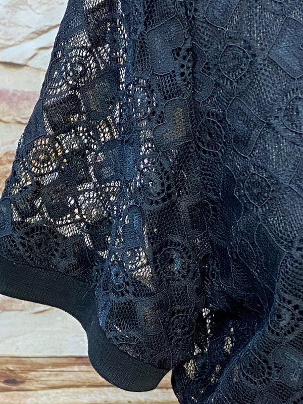 „Detailaufnahme schwarzer Spitzen Bolero mit filigranem Muster und transparentem Stoff“