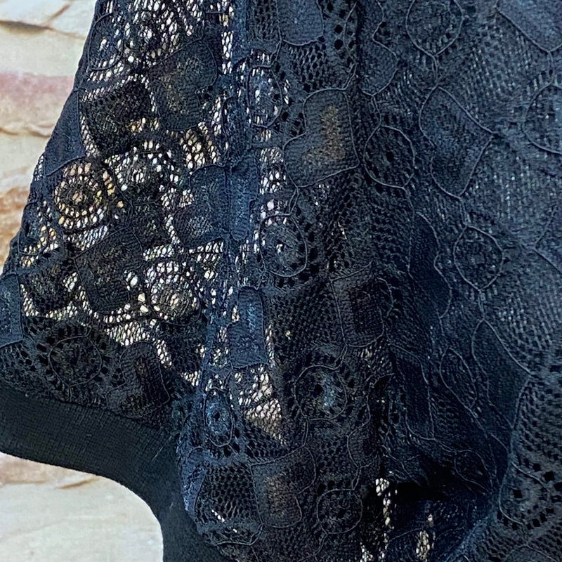 „Detailaufnahme schwarzer Spitzen Bolero mit filigranem Muster und transparentem Stoff“