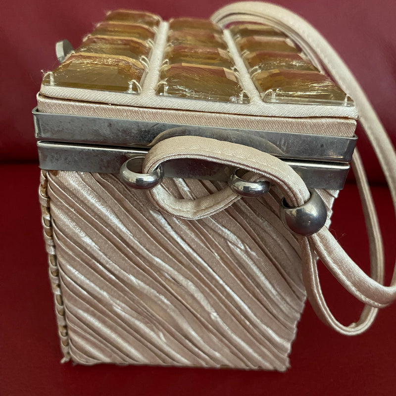 50er-Jahre Vintage Boxbag aus champagnerfarbenem Satin mit plissierter Struktur, Deckel aus klaren Lucite-Steinen, silberner Metallrahmen, 11 × 11 × 9 cm.