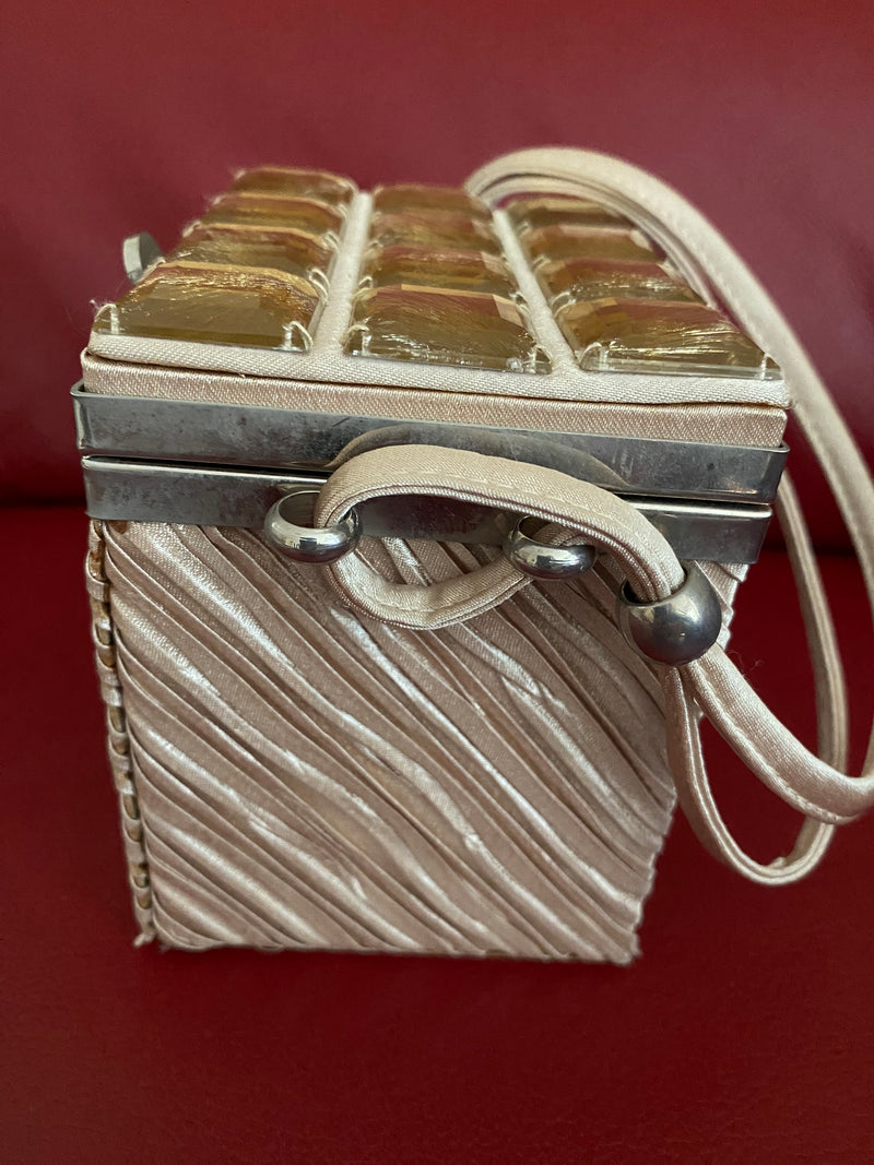50er-Jahre Vintage Boxbag aus champagnerfarbenem Satin mit plissierter Struktur, Deckel aus klaren Lucite-Steinen, silberner Metallrahmen, 11 × 11 × 9 cm.