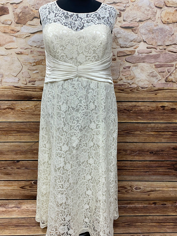 Vintage Spitzenbrautkleid in Elfenbein, Größe 54, mit Satin-Taillenband und Cut-out-Rücken, langer Rock, sehr guter Zustand.