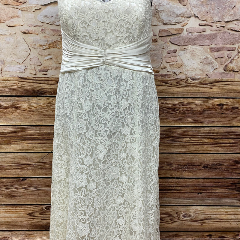 Vintage Spitzenbrautkleid in Elfenbein, Größe 54, mit Satin-Taillenband und Cut-out-Rücken, langer Rock, sehr guter Zustand.