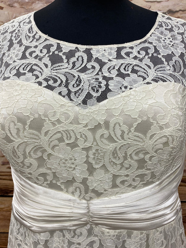 Vintage Spitzenbrautkleid in Elfenbein, Größe 54, mit Satin-Taillenband und Cut-out-Rücken, langer Rock, sehr guter Zustand.