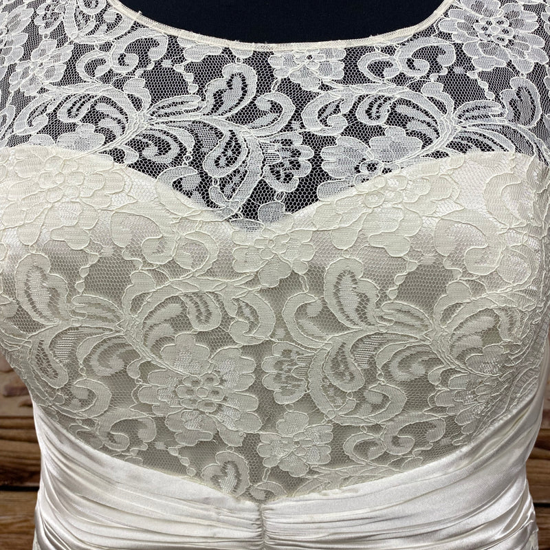 Vintage Spitzenbrautkleid in Elfenbein, Größe 54, mit Satin-Taillenband und Cut-out-Rücken, langer Rock, sehr guter Zustand.