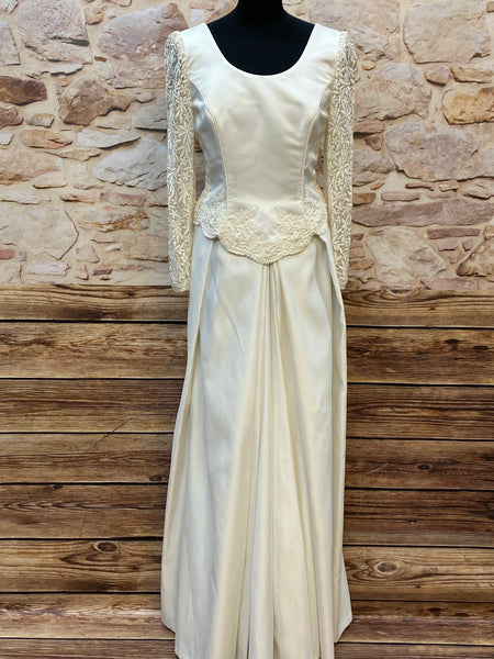Cremefarbenes True Vintage Brautkleid Lohrengel Cassel Gr. 42 mit langen Spitzenärmeln und Perlenbesatz