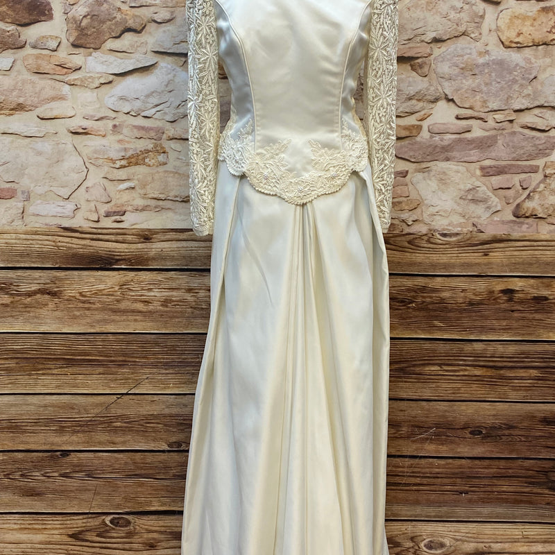Cremefarbenes True Vintage Brautkleid Lohrengel Cassel Gr. 42 mit langen Spitzenärmeln und Perlenbesatz