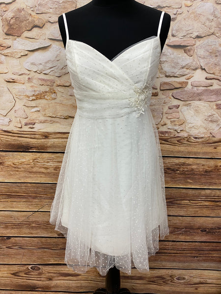 „Kniekurzes ivoryfarbenes Vintage-Brautkleid von Lilly, Größe 42, mit Punktetüll, Wickel-Oberteil, Blütenapplikation und Spaghetti­trägern, ungetragen, sehr guter Zustand