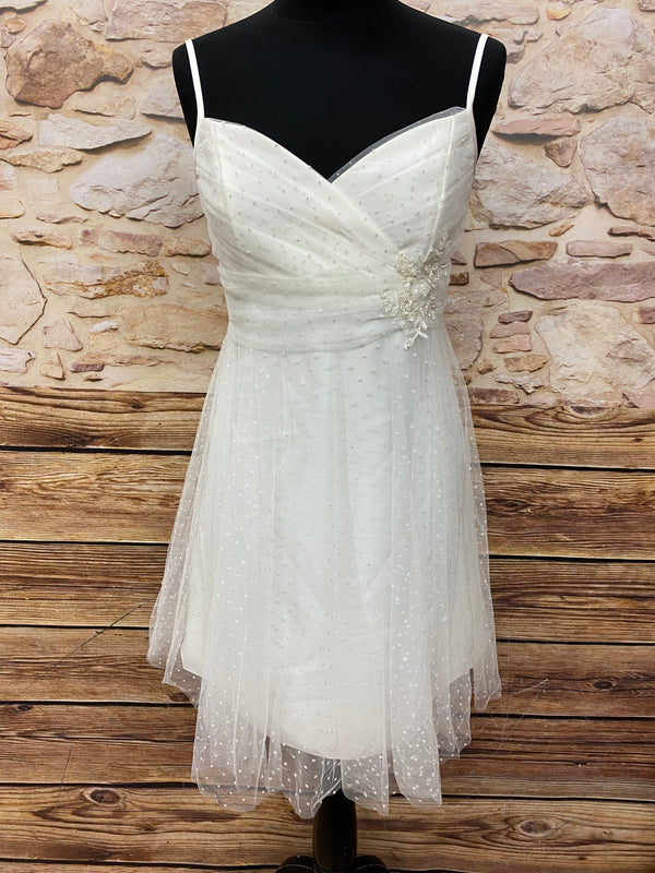„Kniekurzes ivoryfarbenes Vintage-Brautkleid von Lilly, Größe 42, mit Punktetüll, Wickel-Oberteil, Blütenapplikation und Spaghetti­trägern, ungetragen, sehr guter Zustand