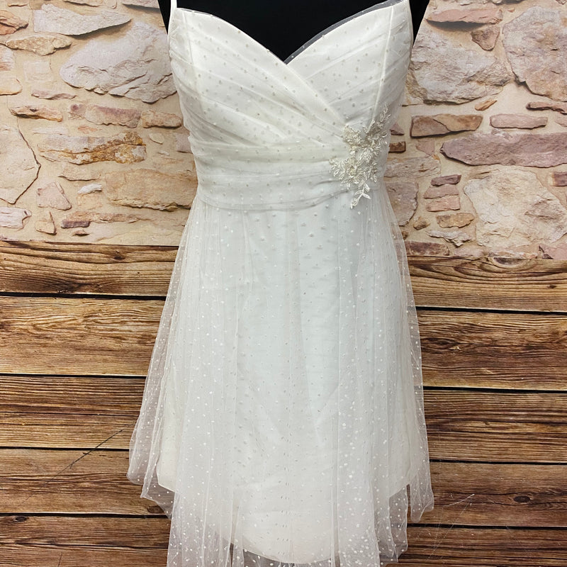 „Kniekurzes ivoryfarbenes Vintage-Brautkleid von Lilly, Größe 42, mit Punktetüll, Wickel-Oberteil, Blütenapplikation und Spaghetti­trägern, ungetragen, sehr guter Zustand
