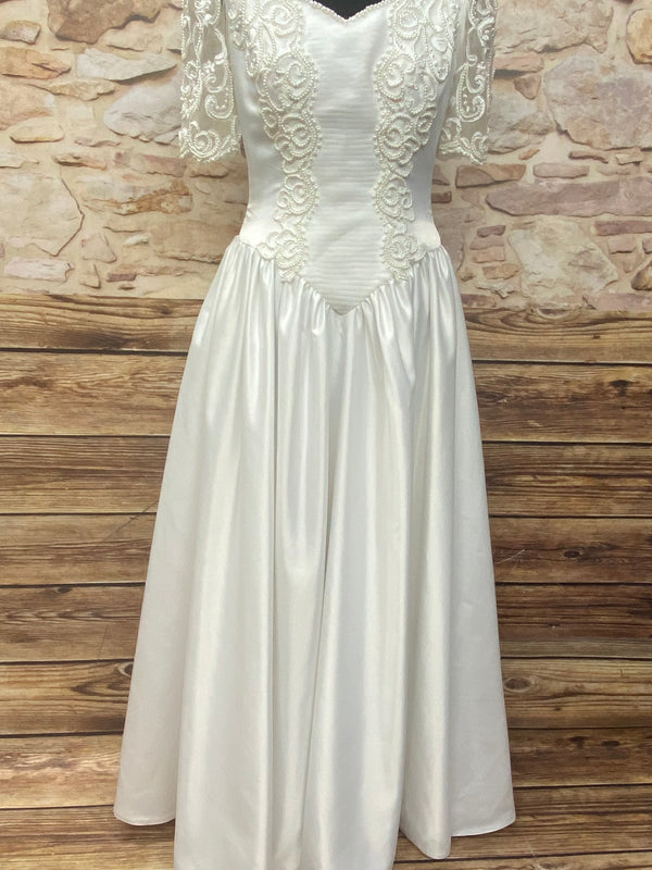 Vintage Hochzeitskleid aus Satin in Größe 36, cremeweiß, mit Perlenapplikationen, verzierten Ärmeln und Rosenrückendetail, Zustand sehr gut.