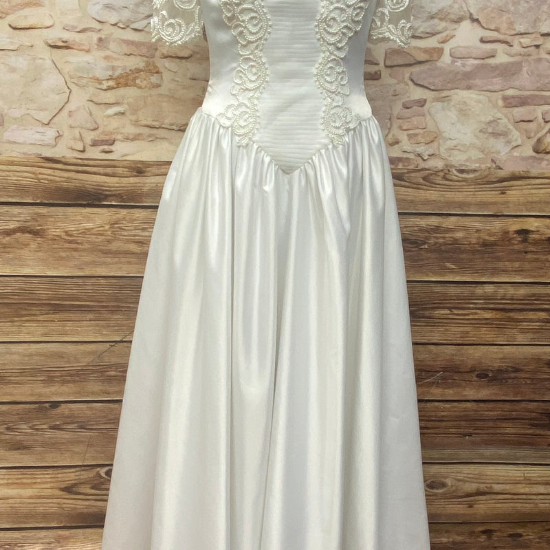 Vintage Hochzeitskleid aus Satin in Größe 36, cremeweiß, mit Perlenapplikationen, verzierten Ärmeln und Rosenrückendetail, Zustand sehr gut.