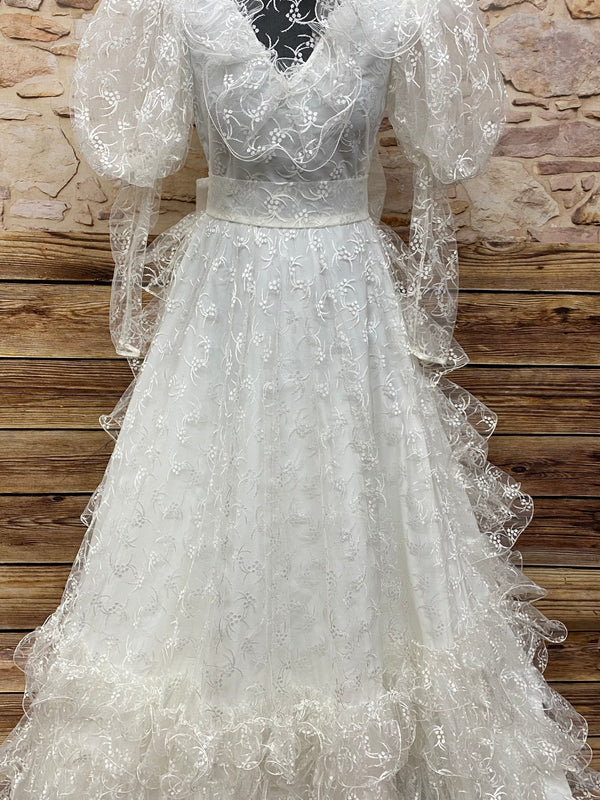 Vintage-Brautkleid in Größe 36 aus cremeweißer Spitze und Satin, mit Petticoat, Schleppe, Puffärmeln und Rücken-Schleife, Zustand gut.
