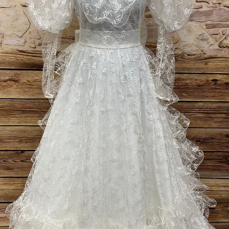 Vintage-Brautkleid in Größe 36 aus cremeweißer Spitze und Satin, mit Petticoat, Schleppe, Puffärmeln und Rücken-Schleife, Zustand gut.