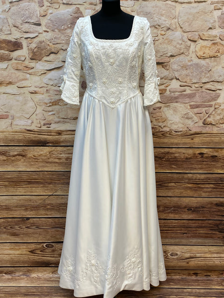 True Vintage Brautkleid in Weiß Gr. 44 mit floraler Stickerei, Zierperlen und langem A-Linien-Rock