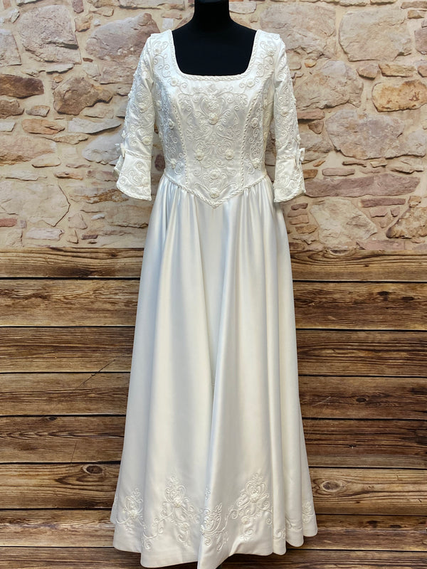 True Vintage Brautkleid in Weiß Gr. 44 mit floraler Stickerei, Zierperlen und langem A-Linien-Rock