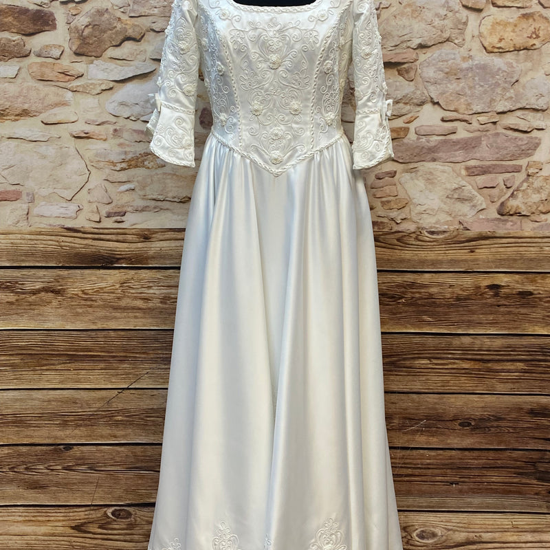 True Vintage Brautkleid in Weiß Gr. 44 mit floraler Stickerei, Zierperlen und langem A-Linien-Rock
