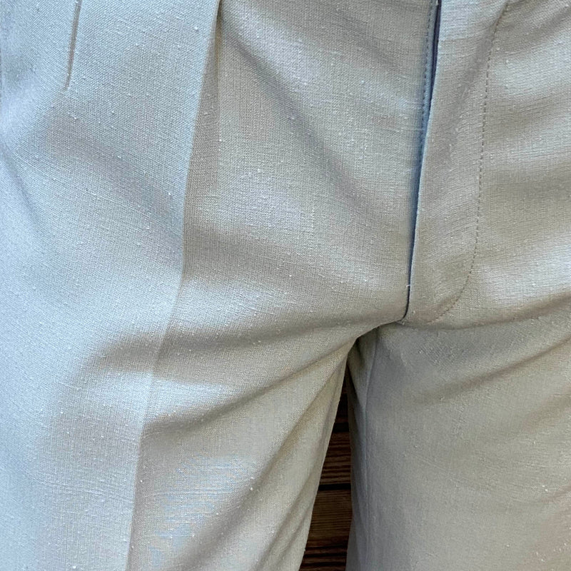 „Detail Bundfaltenhose Herren Vintage hellgrau klassischer Schnitt“