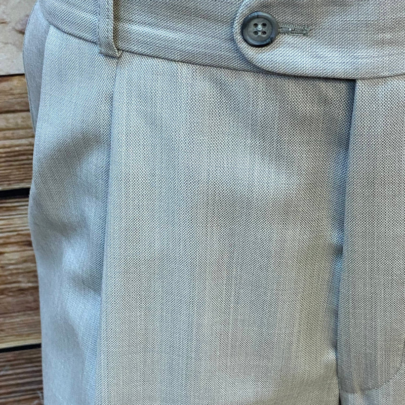 „Vintage Bundfaltenhose Herren beige Detail Bund Knopf Verschluss“