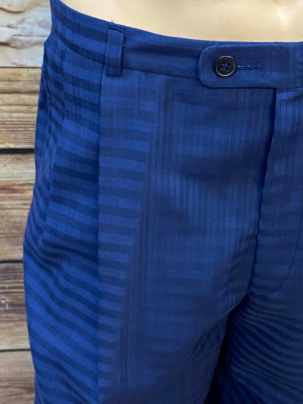 „Detailaufnahme dunkelblaue Vintage Herrenhose mit feinen Ton in Ton Streifen“