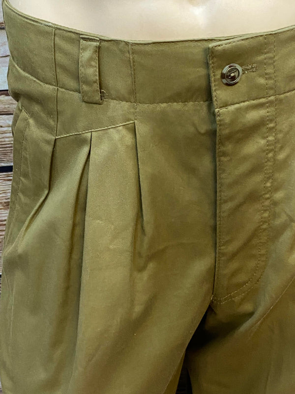 „Detail Bundfalte Vintage Hose Herren olivgrün klassischer Schnitt“