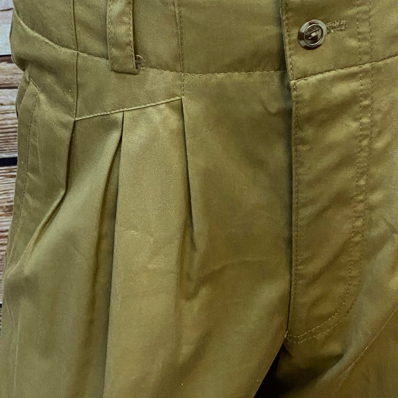 „Detail Bundfalte Vintage Hose Herren olivgrün klassischer Schnitt“