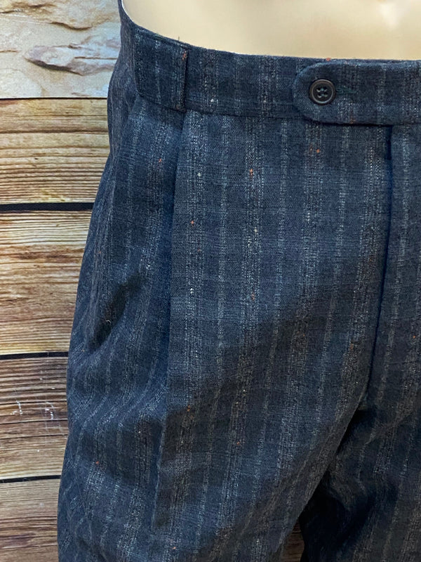 „Detail Vintage Herrenhose mit Streifenstruktur Wollhose Bundfalten klassisch“